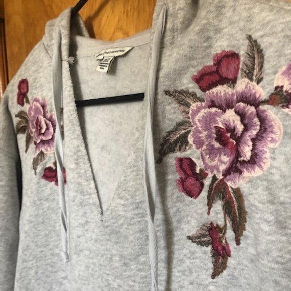 Bundle 3/$15 - AE Roses Hoodie - Picture 5 of 6